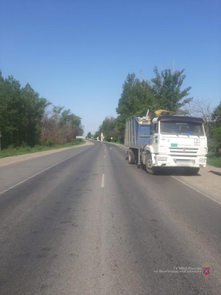 В Волгоградской области КамАЗ сбил пешехода: женщина погибла в больнице