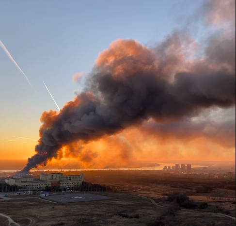 Гигантский столб дыма напугал горожан: в Волгограде тушат пожар на складе возле «Ашана»