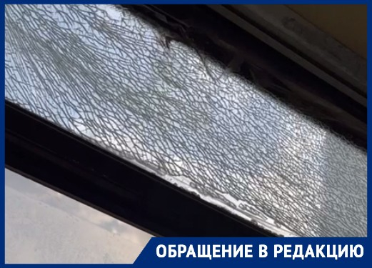 Автобус с разбитым окном выпустили на маршрут в Волгограде