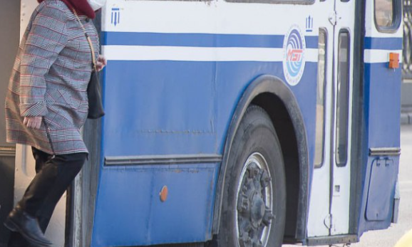 Женщину в розыске задержали в троллейбусе в Волгограде