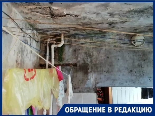 Жители общежития в Советском районе Волгограда боятся оказаться под завалами крыши