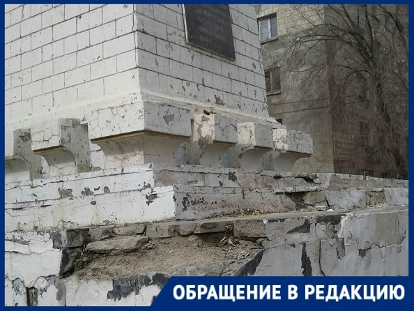 Состояние братской могилы в Волгограде сравнили со свалкой