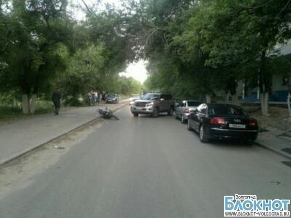 В Волгограде 37-летний водитель мопеда въехал в Ленд Крузер