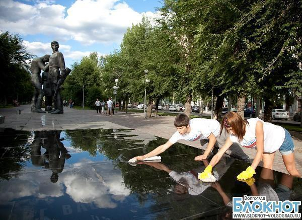 Школьники из Волгограда  ухаживают за памятниками ВОВ