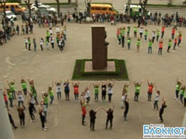Волгоградские студенты устроили перед вузом танцевальный флешмоб