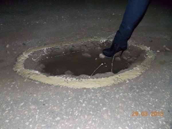 Фоторепортаж: В Волгоградской области активисты раскрасили ямы на дорогах