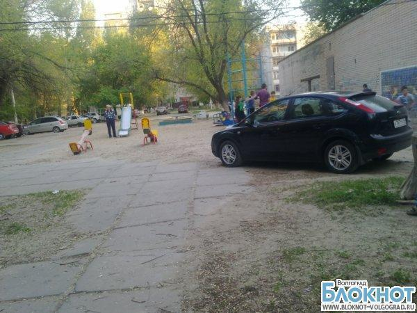 В Волгограде детскую площадку превратили в автостоянку