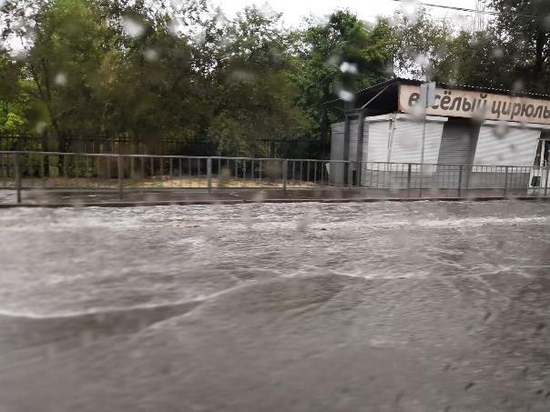 Волгоградцы сообщают о затоплении проспекта Жукова на западе города