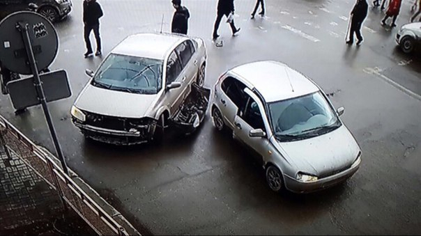 В Волгограде на видео попало столкновение Renault и Lada Kalina