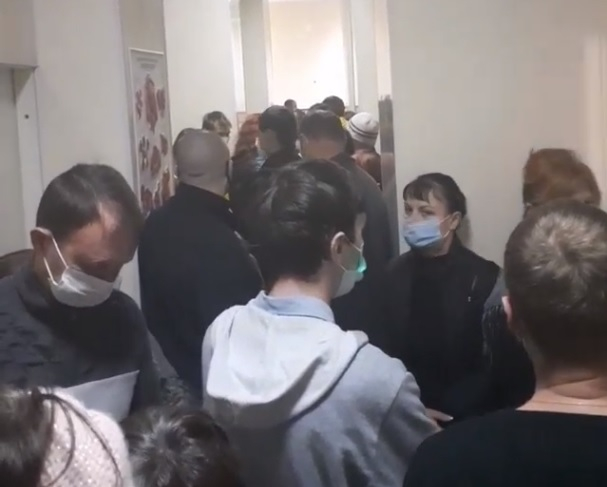 «Как селедки, и с ковидом»: переполненный коридор в поликлинике в Волгограде сняли на видео