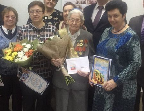Ветеран из Волгограда отметила 90-летний юбилей
