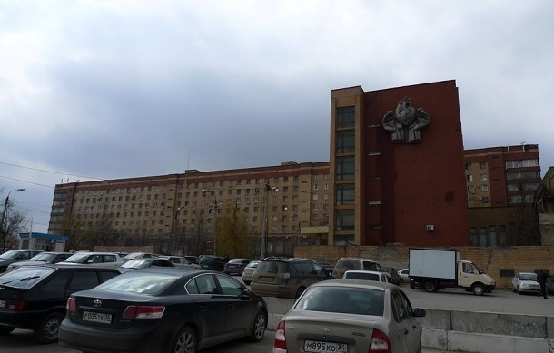 ﻿В Волгограде охранник больничного комплекса разбила таксисту крышу авто шлагбаумом