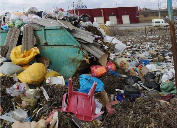 Заваленную мусором улицу Волгограда снял популярный блогер