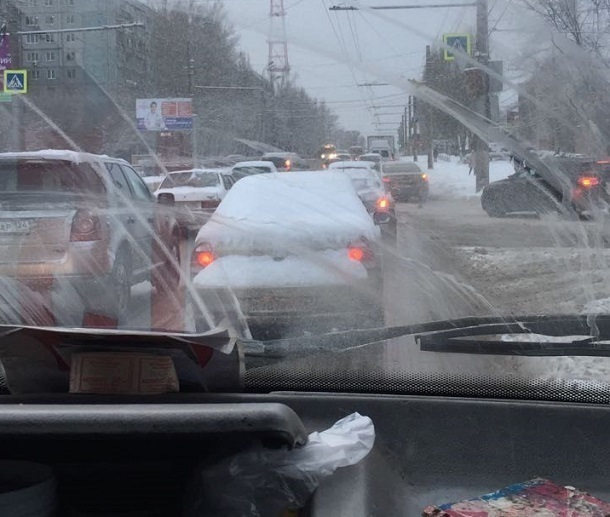 «Неожиданный» снегопад поставил Волгоград в позу транспортного коллапса