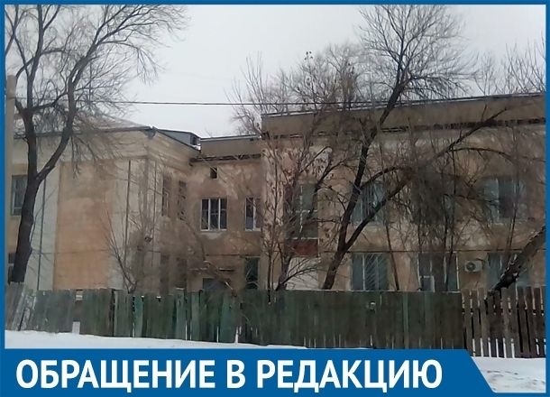 Пенсионеры и дети бьются головой о лед возле больницы на юге Волгограда