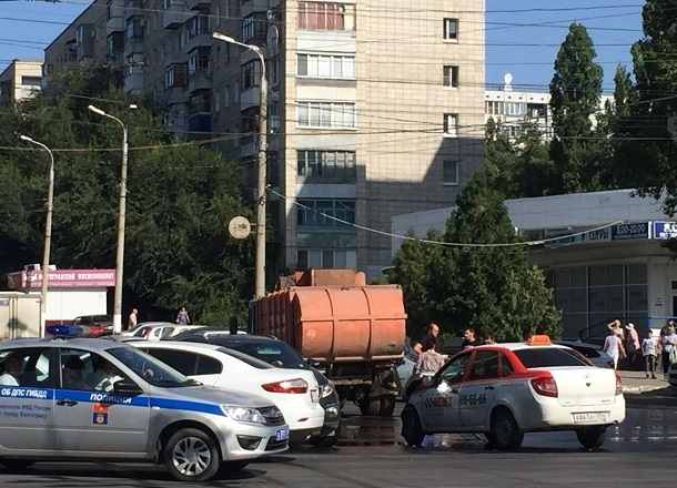 Парализовано движение транспорта из-за столкновения мусоровоза и такси на севере Волгограда