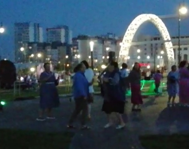 Волгоградцы сняли на видео жаркие летние танцы пенсионеров