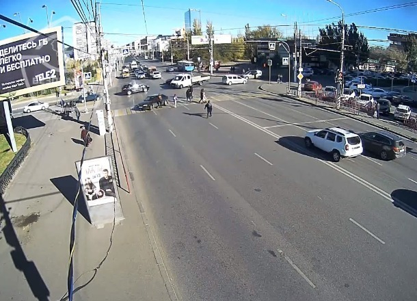 Скрывшийся после аварии с пешеходом водитель «четырнадцатой» попал на видео в Волгограде