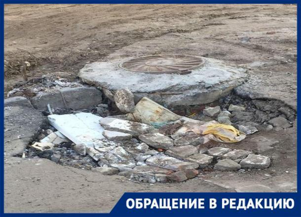 Машины не в силах пересечь огромную яму на проезжей части в Волгограде