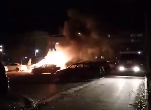 Очевидцы сняли на телефон две охваченные огнем Toyota в Волгограде