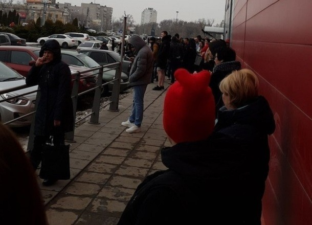Череда эвакуаций торговых центров докатилась до Волгограда: людей вывели из «Семи звезд»