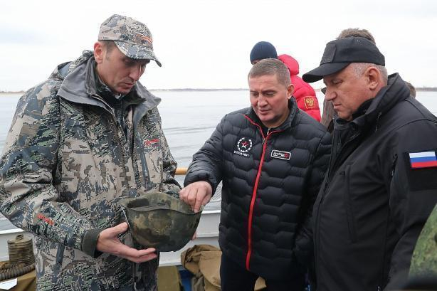 Губернатор Андрей Бочаров побывал на подъеме со дна Волги бронекатера