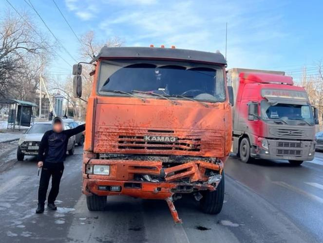 Снесшего маршрутку в Волгограде 19-летнего водителя фуры отправили в СИЗО