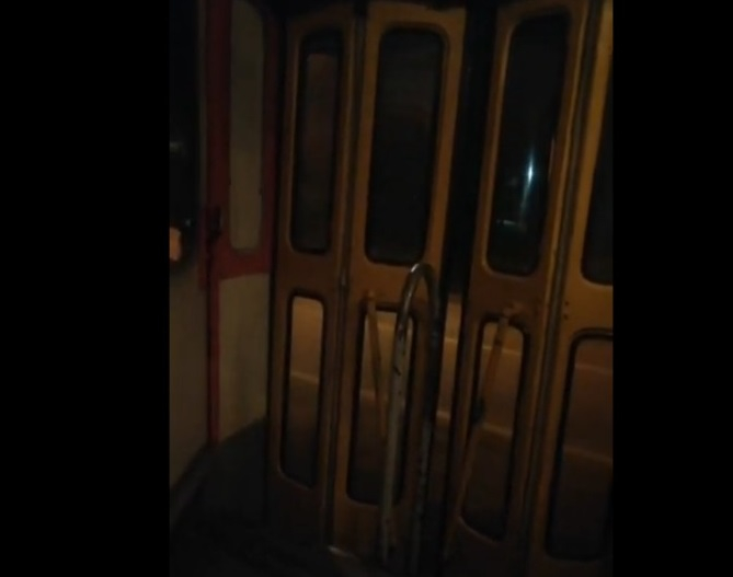 Волгоградцев перевозят на трамваях с дырявыми дверьми: видео