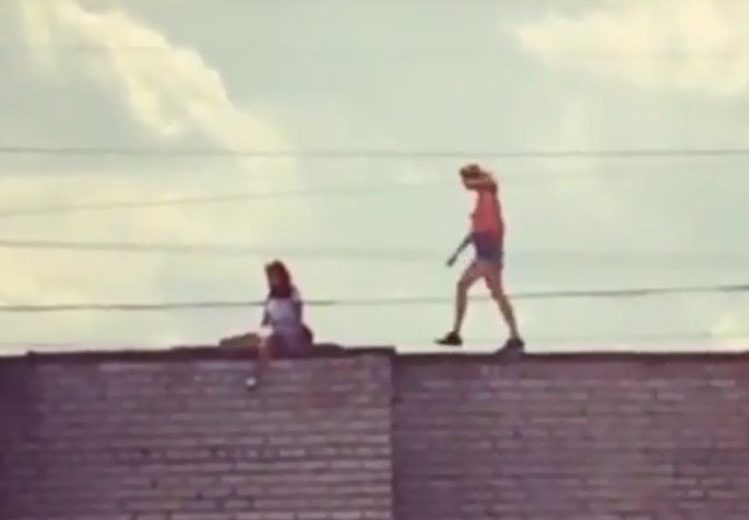 На видео попали прогулки скучающих волжанок по крышам
