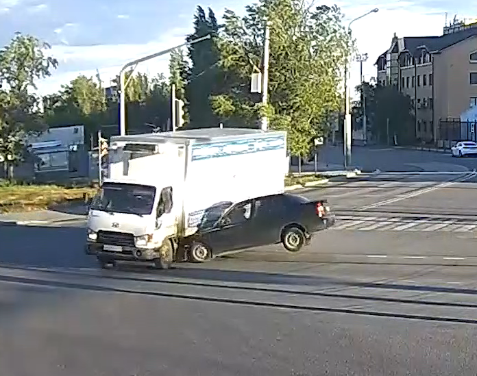 На видео попало столкновение иномарки и грузовика в Волгограде