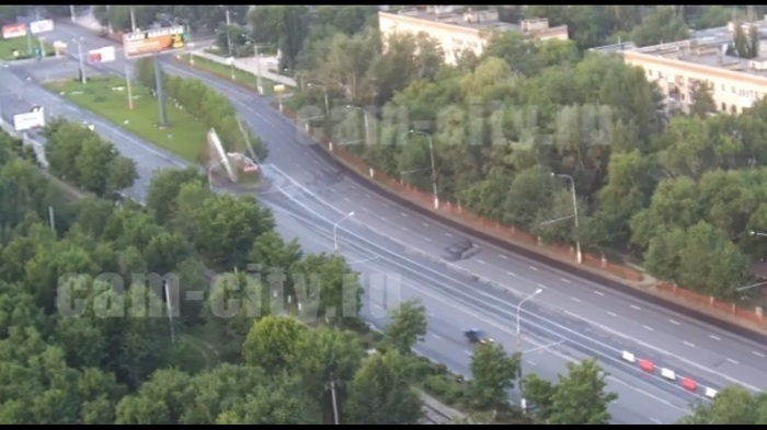 Иномарка на высокой скорости снесла стелу с орденом Победы в Волгограде