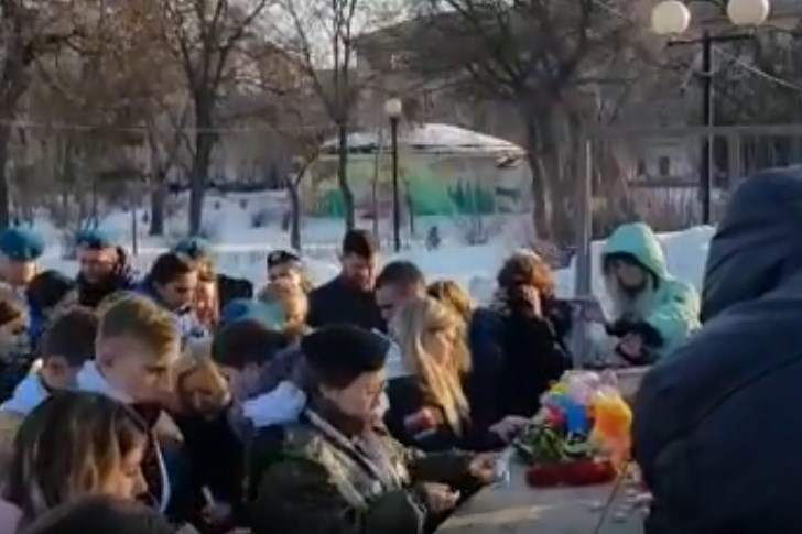 Волгоградцы зажгли свечи и возложили цветы в память погибших в кемеровском ТЦ
