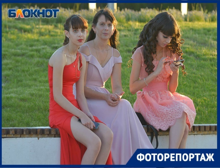Красивый праздник прощания волгоградских выпускников со школой попал в объектив фотографа