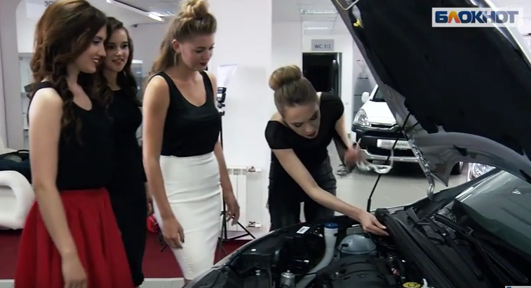 В 3-м этапе «Мисс Блокнот Волгоград-2016» участницы меняли воздушный фильтр в автомобиле