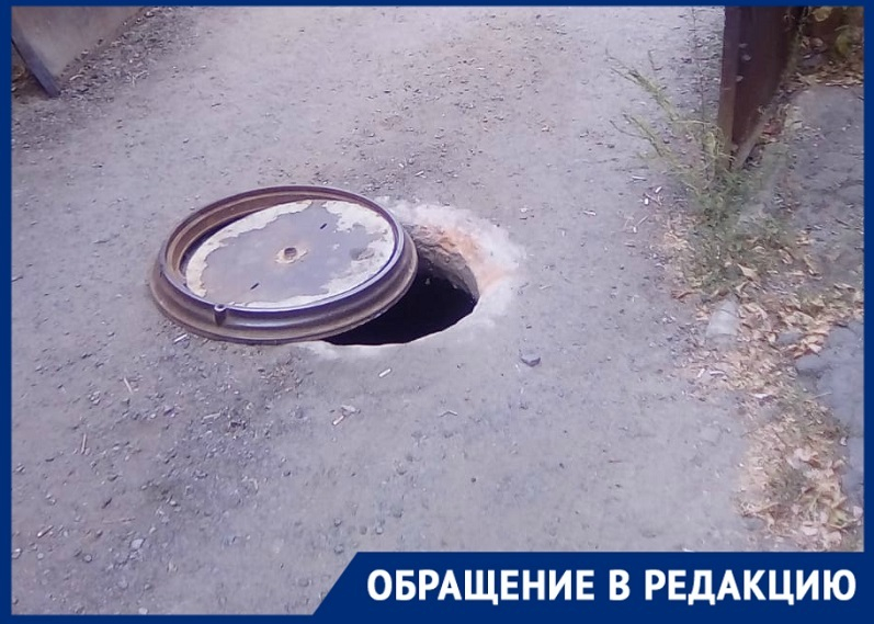 Житель дома в Советском районе Волгограда опасается провалиться в люк-ловушку