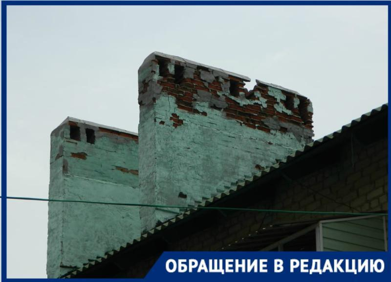 Русская рулетка: жители жилого дома во Фролово рискуют жизнями из-за рассыпающихся вентиляционных труб