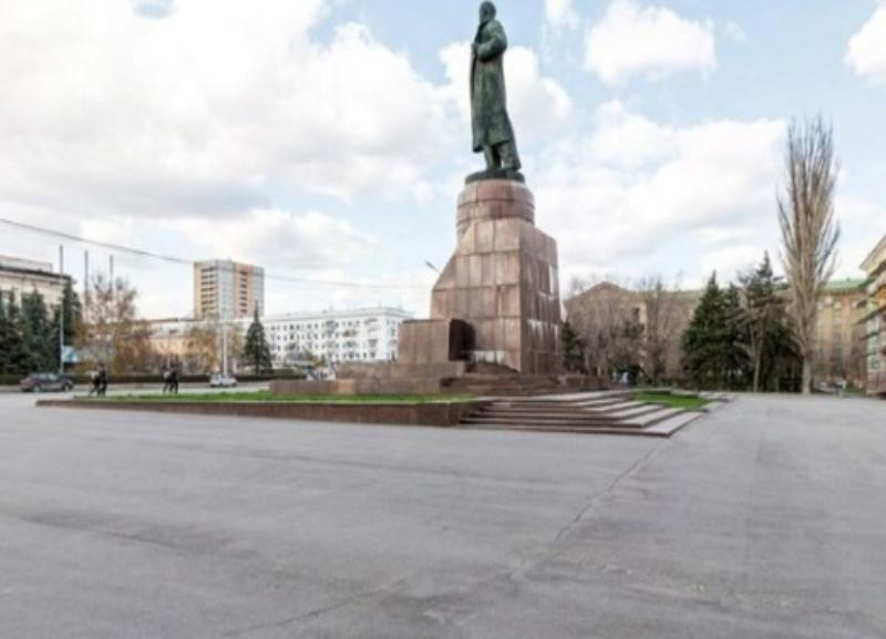 Памятник Ленину в центре Волгограда «трещит по швам»