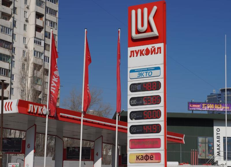Бензин АИ-95 уже 50 рублей: в Волгограде массово жалуются на резкое подорожание