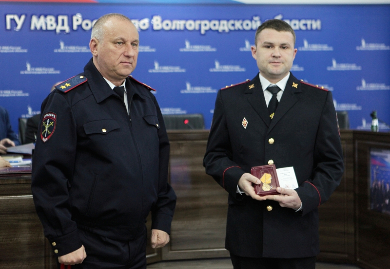 Полицейского наградили за спасение пенсионерки на пожаре в Михайловке