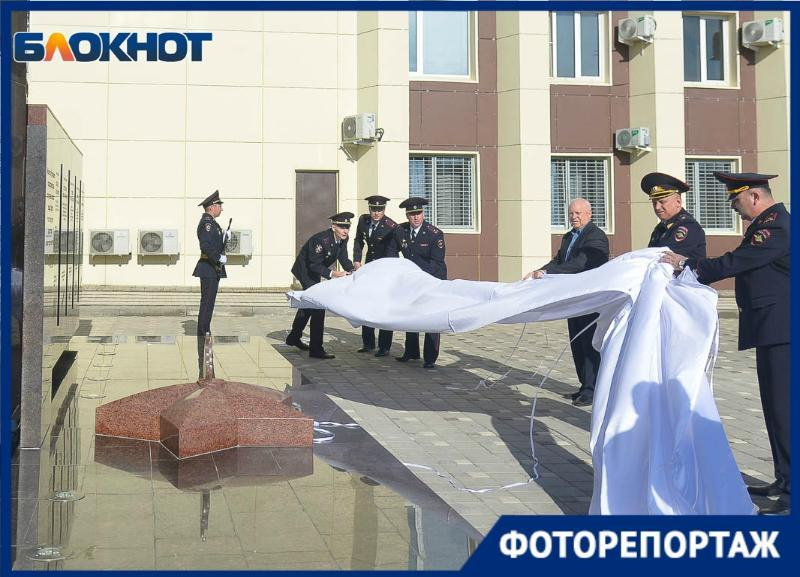 Погибшим при исполнении обязанностей полицейским открыли мемориальный комплекс в Волгограде