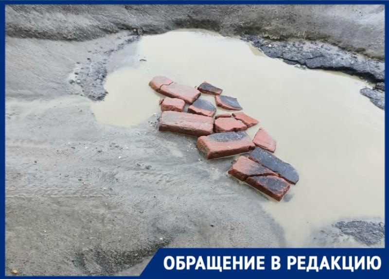 «Яма на яме»: отремонтировать дорогу в Советском районе просит волгоградка