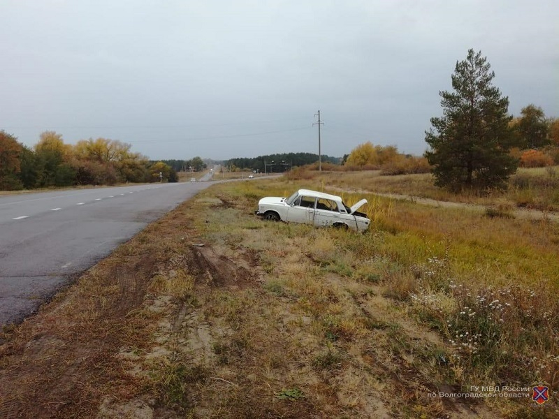 Водитель «шестерки» перевернулся в кювет на трассе в Волгоградской области и попал в больницу