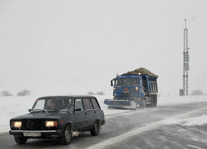 Дорожные службы Волгограда высыпали на трассы более 9 тыс. тонн реагентов