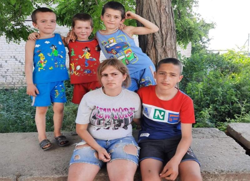 Инвалиду по зрению с четырьмя детьми чиновники Волгограда предложили шить обувь: женщина в отчаянии