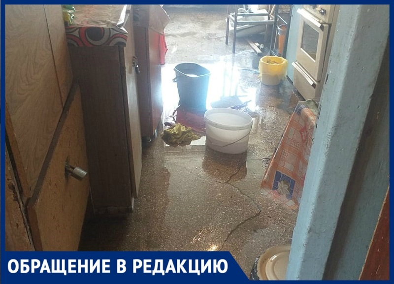 Подвал затоплен, в квартирах льет с потолка: жители многоквартирного дома в Волгограде боятся обрушения