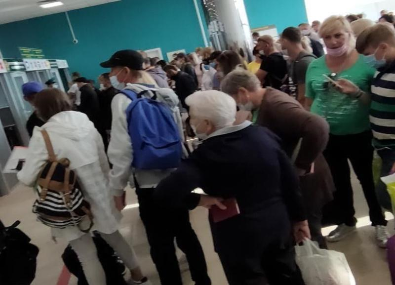 «Грудные дети кричали от духоты»:  очередь из 190 пассажиров выстроилась в волгоградском аэропорту