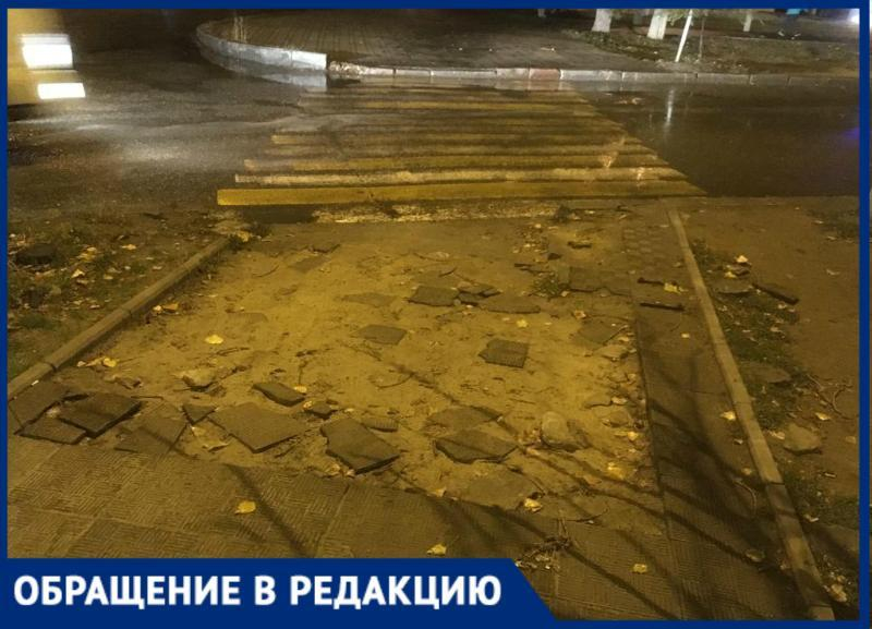 «Здесь недалеко травмпункт»: на юге Волгограда жители ходят в больницу по разбитой дороге
