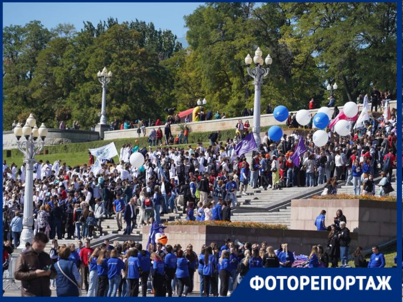 Тысячи студентов заполонили набережную Волгограда