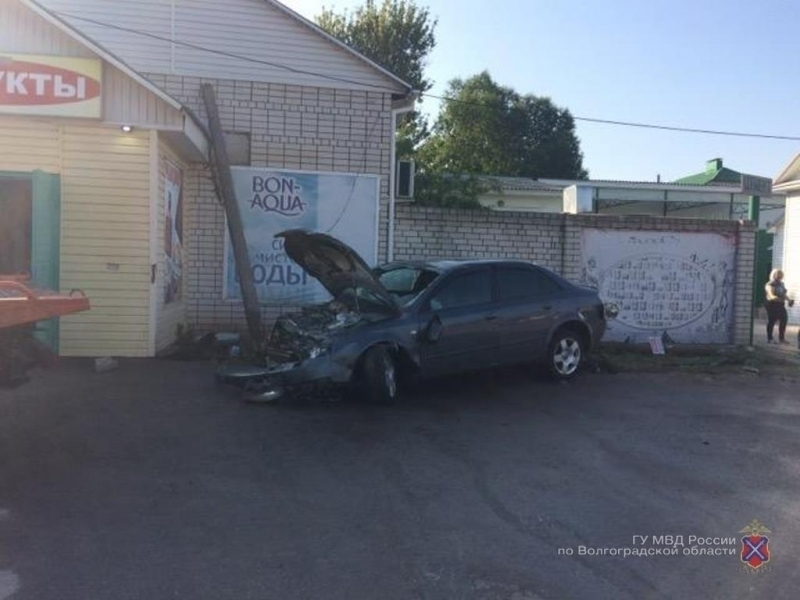 Водитель Audi протаранил забор магазина со столбом, чуть не угробив троих человек в Михайловке