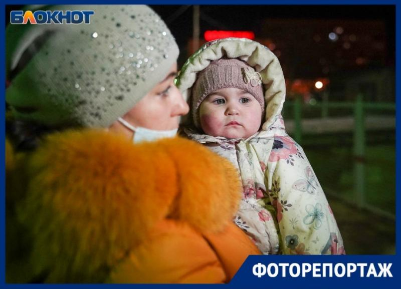 «Дети смотрят в глаза новой войны»: встреча жителей Донбасса в Волгоградской области в 65 фото